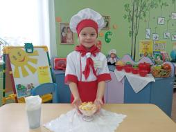 С целью ранней профориентации Злата Л. приняла участие в чемпионате Baby Skills по компетенции "Поварское дело" и сама приготовила фруктовый салат !